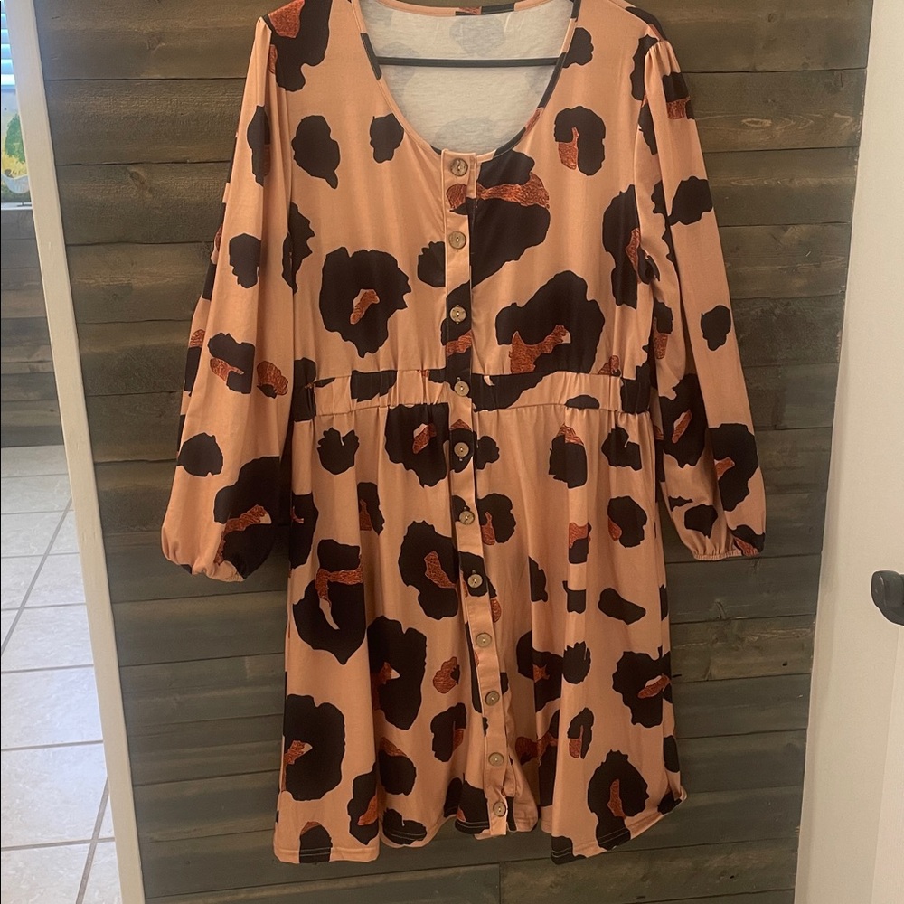 Stylish Leopatd Button-Down Dress with Bold Print
New without tag